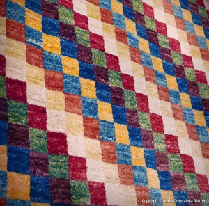 Mönstermässigt en modern matta, men knuten i naturfärgat ullgarn efter genuina traditioner: Darya Collection, ca 194 x 200 cm.